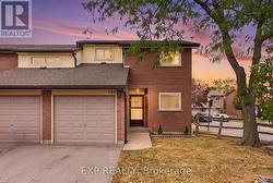 38 - 195 QUEEN VICTORIA DRIVE  Hamilton (Quinndale), ON L8W 1W6