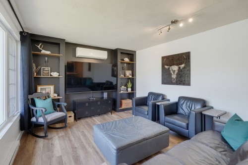 Salon - 8 Rue De Napierville, Cantley, QC 