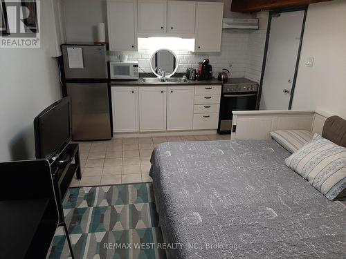 B1 - 34 PENHURST AVENUE , Toronto, Ontario M8Y 3A9 2