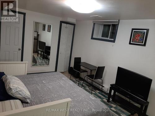B1 - 34 PENHURST AVENUE , Toronto, Ontario M8Y 3A9 5