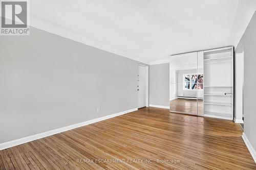 3 - 3 APPLEWOOD AVENUE , Hamilton, Ontario L8G 3S4 4