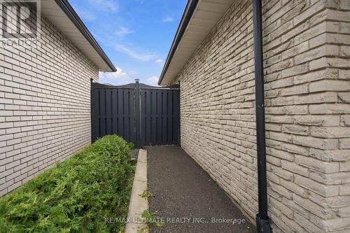 7639 KITTRIDGE DRIVE , Mississauga, Ontario L4T 3L9 3
