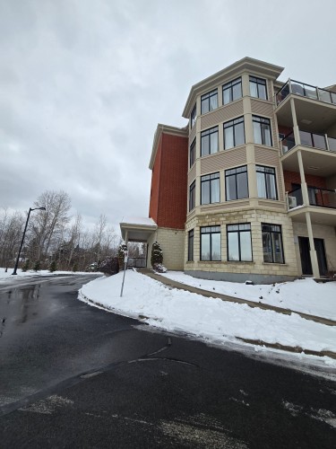 108-6290 Boul. Chevrier , Brossard, QC J4Z 0M1 1