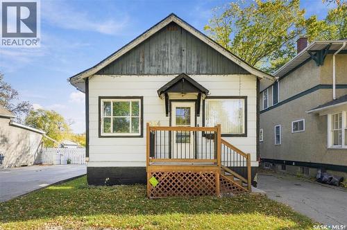 1224 B AVENUE N  Saskatoon, SK S7L 1G3
