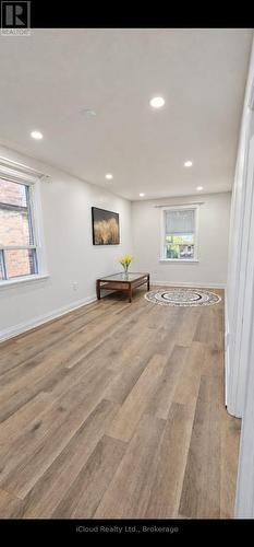 UPPER - 27 INCHCLIFFE CRESCENT , Toronto, Ontario M9P 2N2 3