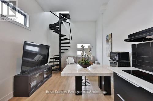 2B - 172 ROYAL YORK ROAD , Toronto, Ontario M8V 2V4 4