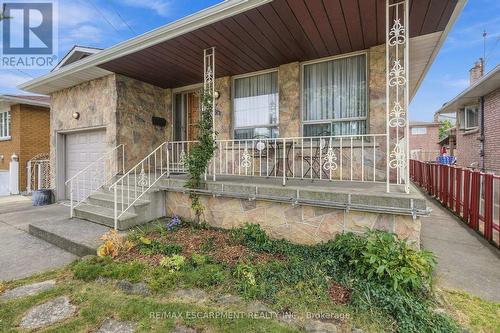Covered front porch - 36 Algonquin Court, Hamilton, ON 