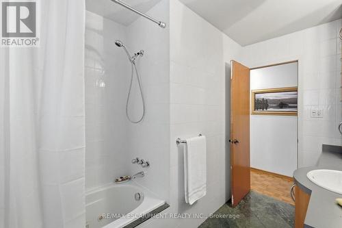 5 piece updated bathroom on second floor - 36 Algonquin Court, Hamilton, ON 