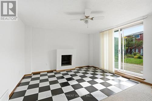 Family/sunroom with access to backyard - 36 Algonquin Court, Hamilton, ON 