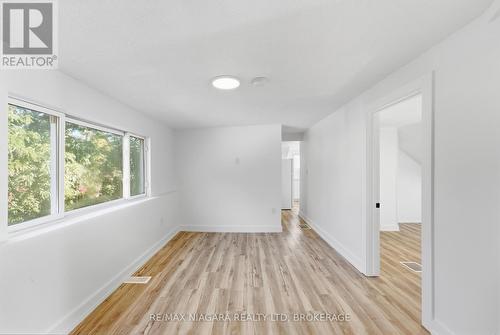 UPPER - 34 HAIG STREET , St. Catharines (Haig), Ontario L2R 6K8 3