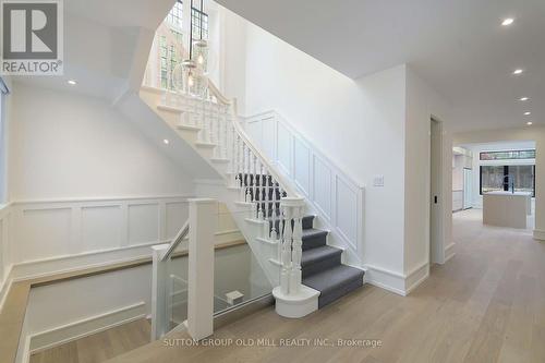20 THE KINGSWAY , Toronto, Ontario M8X 2T1 5