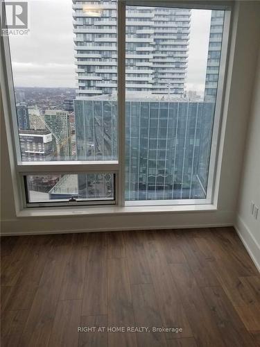 5303 - 10 YORK STREET , Toronto, Ontario M5J 0E1 4