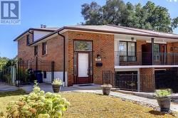 912 BLAIRHOLM AVENUE  Mississauga, ON L5C 1G4