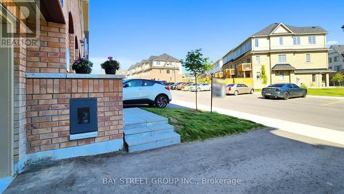 2695 MAGDALEN PATH , Oshawa, Ontario L1L 0R6 2