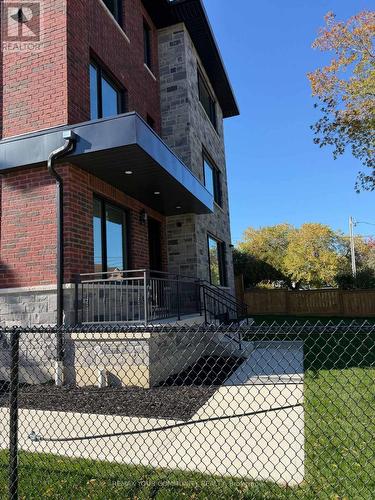 2 - 25 OXFORD STREET , Richmond Hill, Ontario L4C 4L6 2