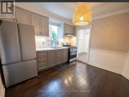MAIN FLOOR - 380 CRAWFORD STREET , Toronto, Ontario M6J 2V9 2