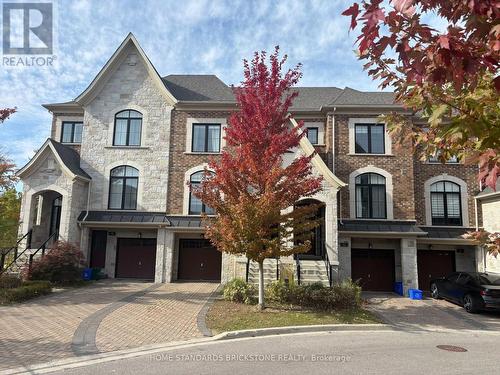 52 DUNCOMBE LANE  Richmond Hill, ON L4C 1C2