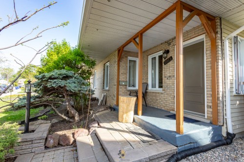2073 Av. Dumouchel  Laval (Chomedey), QC H7S 2H4