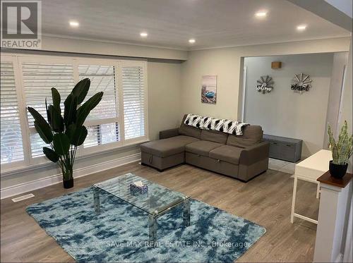 561 WEIR AVENUE , Oakville, Ontario L6L 4X3 2