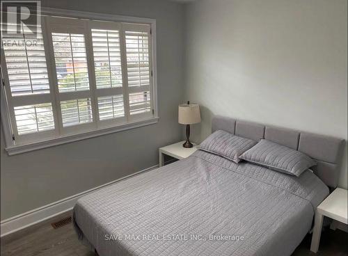 561 WEIR AVENUE , Oakville, Ontario L6L 4X3 3