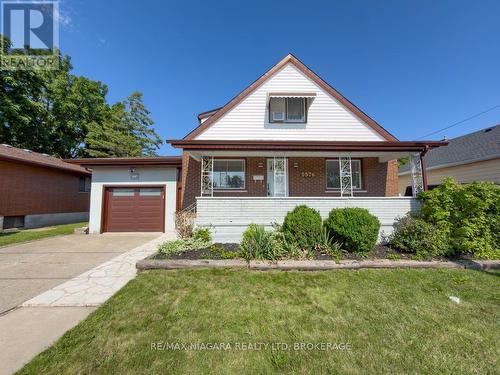 5576 DESSON AVENUE , Niagara Falls (Clifton Hill), Ontario L2G 3T1 2
