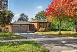 23 LAURENDALE AVENUE  Hamilton (Waterdown), ON L0R 2H3