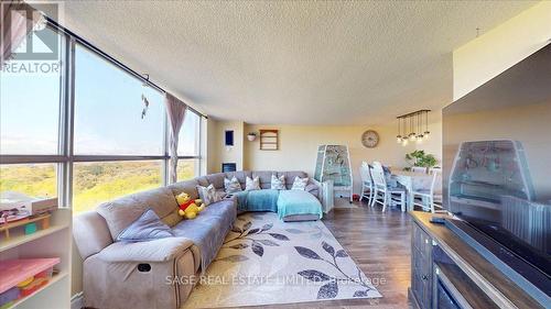 40 PANORAMA COURT , Toronto, Ontario M9V 4M1 2