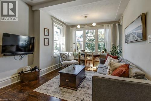 Hardwood flooring, recessed ceiling, large multi-pane windows, and a ceiling-mounted light fixture - 43 Rosslyn Avenue S, Hamilton, ON 