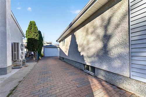 284 Rita St, Winnipeg, MB 