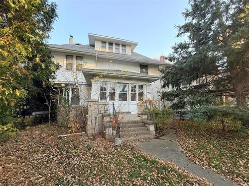 960 Grosvenor Ave, Winnipeg, MB 