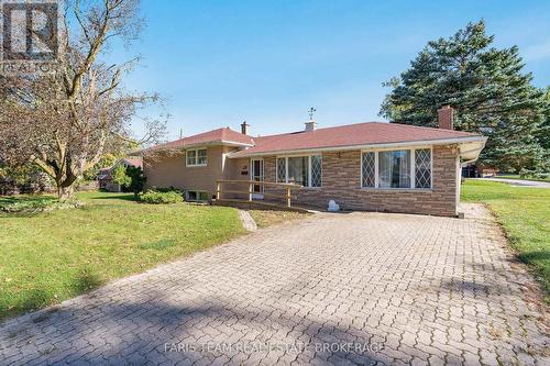 82 OAKLEY PARK SQUARE  Barrie, ON L4M 2K1