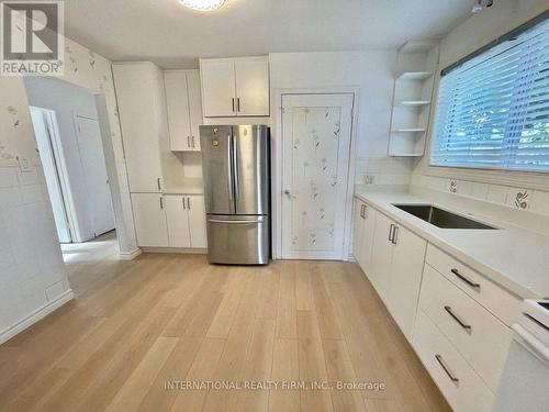 198 WATERLOO AVENUE , Toronto, Ontario M3H 3Z2 4