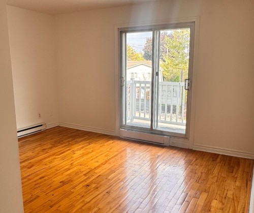 4-290 Rue Émile , Laval (Laval-des-Rapides), QC H7N 4L9 3