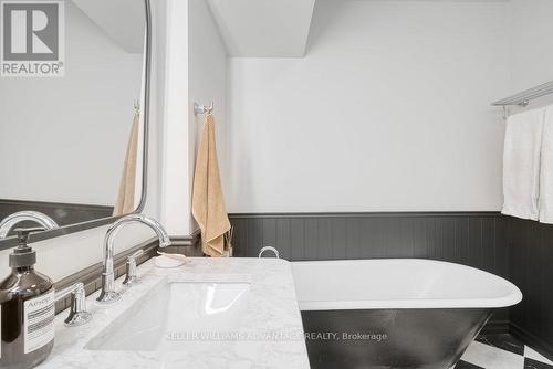 201 - 394 EUCLID AVENUE , Toronto, Ontario M6G 2S9 5