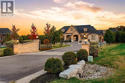 47 TEWS Lane  Dundas, ON L9H 7N4