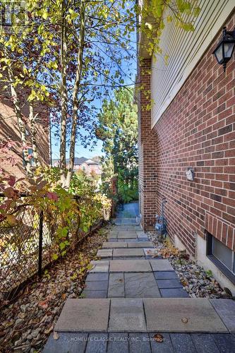 427 CROSSLAND GATE , Newmarket, Ontario L3X 1B9