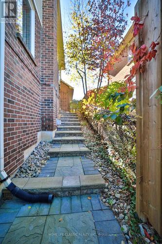427 CROSSLAND GATE , Newmarket, Ontario L3X 1B9 2
