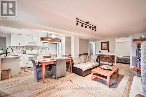 427 CROSSLAND GATE , Newmarket, Ontario L3X 1B9 4