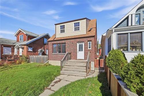 653 Mountain AVE  Winnipeg, MB R2W 1L4