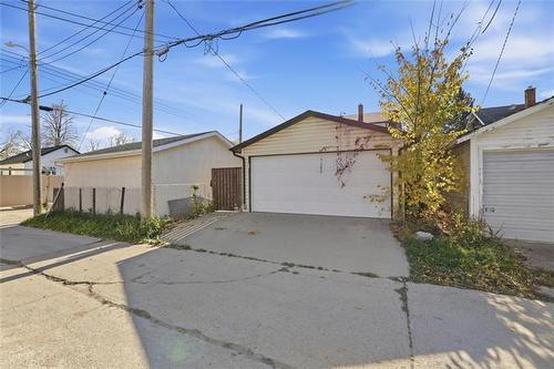 653 Mountain Ave, Winnipeg, MB 