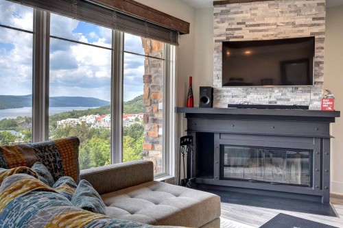 Salon - 7-170 Ch. Au Pied-De-La-Montagne, Mont-Tremblant, QC - Indoor Photo Showing Living Room With Fireplace
