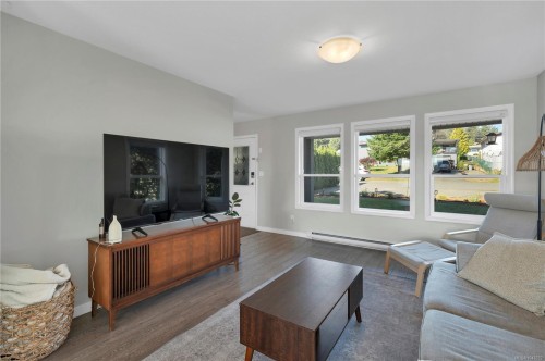 #A-331 Mclean St, Campbell River, BC - Indoor Photo Showing Living Room