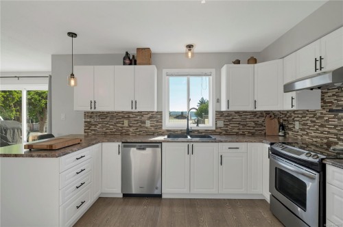 #A-331 Mclean St, Campbell River, BC - Indoor Photo Showing Kitchen With Stainless Steel Kitchen With Double Sink With Upgraded Kitchen