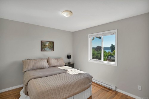 #A-331 Mclean St, Campbell River, BC - Indoor Photo Showing Bedroom