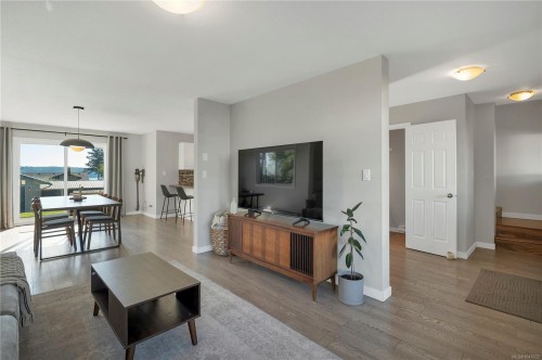 #A-331 Mclean St, Campbell River, BC - Indoor Photo Showing Living Room