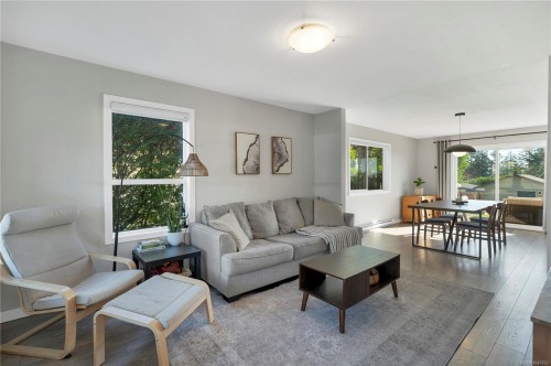 #A-331 Mclean St, Campbell River, BC - Indoor Photo Showing Living Room