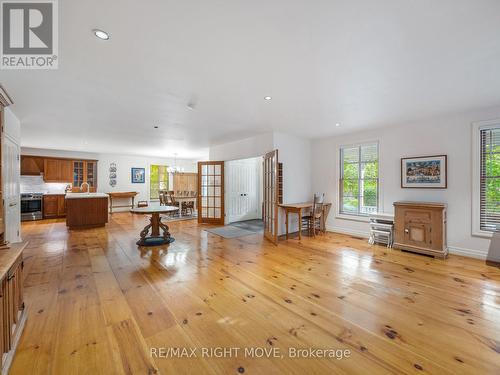 7135 Pond Street, Mississauga, ON - Indoor Photo Showing Living Room