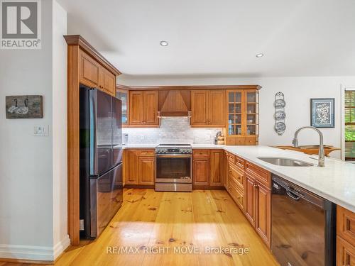 7135 Pond Street, Mississauga, ON - Indoor Photo Showing Kitchen