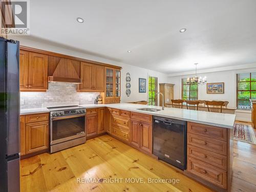 7135 Pond Street, Mississauga, ON - Indoor Photo Showing Kitchen