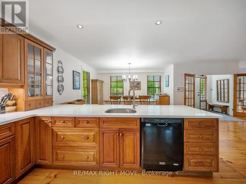 7135 Pond Street, Mississauga, ON - Indoor Photo Showing Kitchen